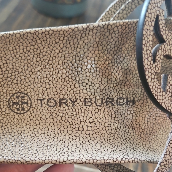 New Luxury Tory Burch Beige Pebbled Thong Sandals - Picture 10 of 11